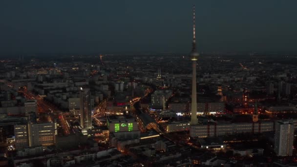 AERIAL: Vista de Berlín Alemania TV Tower Alexanderplatz por la noche con el tráfico de City Lights — Vídeos de Stock