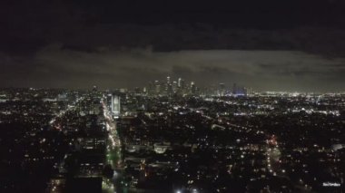 Karanlık Hollywood Los Angeles üzerinde Wilshire Bulvarı 'ndaki Gece Görüşü' nde şehir merkezi ve şehir ışıkları üzerindeki bulutlar... 