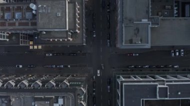 Berlin Central 'ın kaldırım ve otomobil trafiğinde yayalar ile güzel bir tepe görüntüsü. 