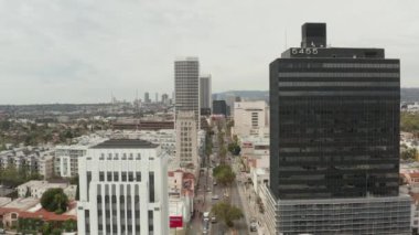 Bulutlar Günü 'nde Los Angeles, Kaliforniya' da araba trafiği olan Wilshire Bulvarı 'na yakın bir yerde. 