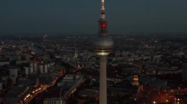 Berlin 'in kapatıldığı TV kulesi Alexanderplatz Şehir Işıkları ile Gece Trafiği 