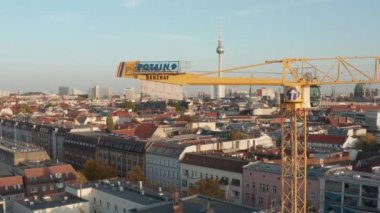 İnşaat alanında Crane 'in altında uçuş ve sonbahar havasında araba trafiğiyle kesişme, Berlin, Almanya