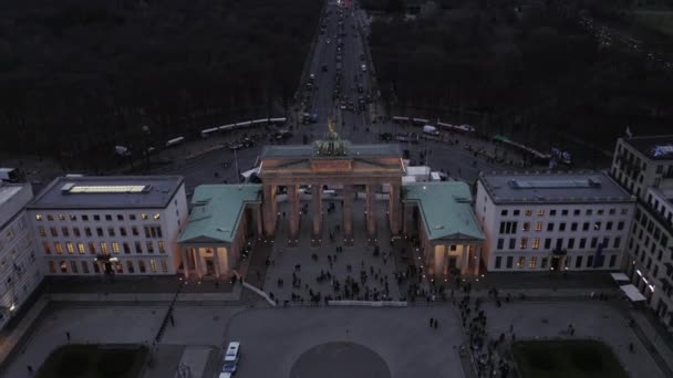 Berlin, Almanya 'da Brandenburger Tor' da trafik ışıklarıyla — Stok video