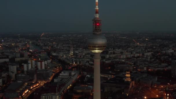 AERIAL: Berlin közelsége Németország TV Tower Alexanderplatz éjjel City Lights forgalom — Stock videók