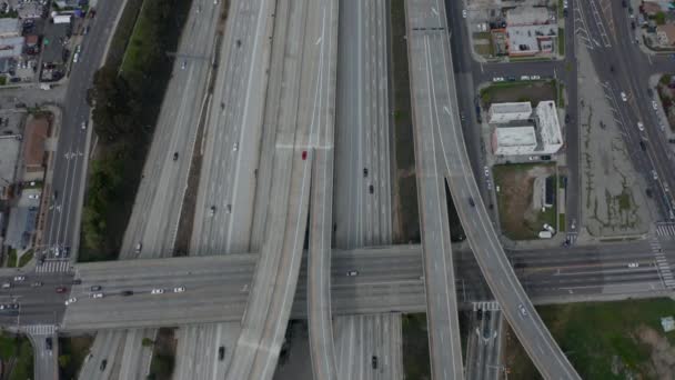 AERIAL: Pomalé vyhledávání nad 110 Dálnice s malou automobilovou dopravou v Los Angeles, Kalifornie na oblačný den — Stock video