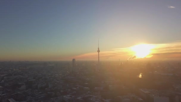 AERIAL: Über Berlin-Mitte mit Blick auf den Alex im schönen Morgenlicht im Winter — Stockvideo