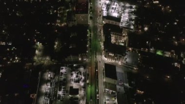 Hollywood Los Angeles 'taki Wilshire Bulvarı Caddesi' ne gece vakti, Şehir Merkezi ve Parlak Sokaklar ve Şehir Trafiği Işıkları Manzarası ile bakın. 