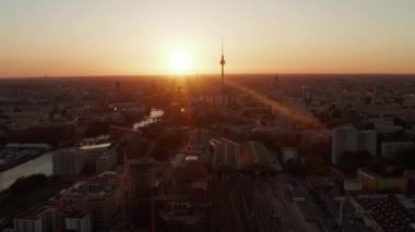 Berlin, Almanya üzerinden Alexanderplatz TV Kulesi ve Ostbahnhof, Sunflairs 'deki güzel gün batımı, gün batımı ve manzaralı uçuş.