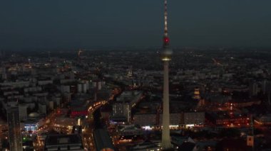 Berlin Almanya TV Kulesi Alexanderplatz Şehir Işıkları ile Gece Trafiği 