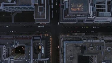 Berlin Mitte şehir merkezinin güzeller güzeli manzarası, araba trafiği ve şehir ışıkları ile Almanya 