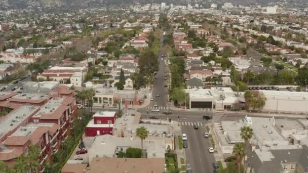 AERIAL: Casas Típicas, Apartamentos, Área Residencial en West Hollywood, California con Hermosos colores ricos en árboles y edificios — Vídeos de Stock