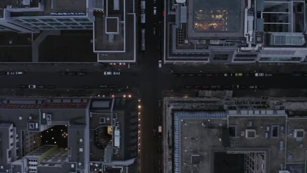АЭРИАЛ: панорамный вид на центр Берлина с автомобильным трафиком и городскими огнями — стоковое видео