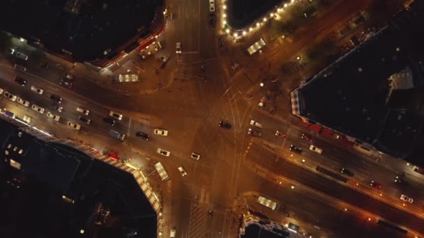 AERIAL: Großer Kreuzungsverkehr in der Nacht in Berlin, Deutschland Rosenthaler Platz Straße mit Ampel — Stockvideo