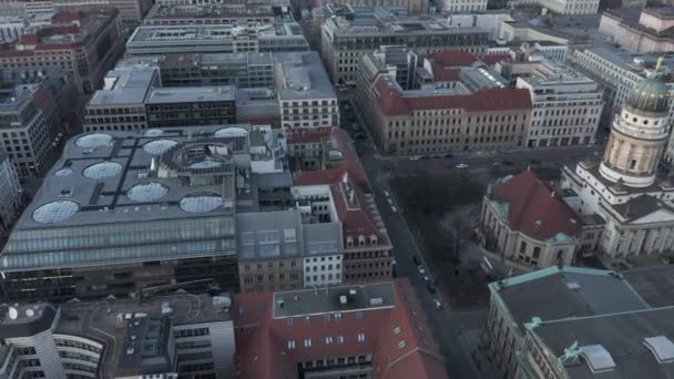 AERIAL: Krouží nad Berlínem Central s výhledem na starou církev a kancelářské budovy — Stock video