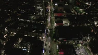 Hollywood Los Angeles 'taki Wilshire Bulvarı üzerinde Parlayan Sokaklar ve Şehir Trafik Işıklarıyla 