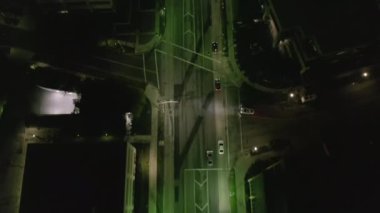 Hollywood Los Angeles 'taki Wilshire Bulvarı Caddesi' ne gece vakti sokakları ve trafik ışıklarını gören bir yere bakın. 