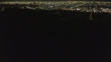 Geceleyin Hollywood Tepelerinde Yavaş Tilt Hareketi Los Angeles City Işıklarını gözler önüne seriyor 