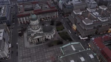Gün batımında Berlin 'deki Güzel Eski Kilise' nin etrafında yavaşça daireler çiziyor. 