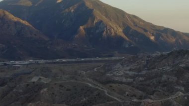 Günbatımında Otoyol ve Dağlar ile Kaliforniya Country Side üzerinde 