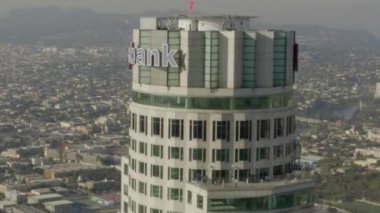 ABD Merkez Bankası Gökdelen Tepesi 'ne yakın Los Angeles, Kaliforniya' daki Heli Pad 'de güzel güneş ışığı, mavi gökyüzü..., 