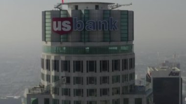 ABD Bank Tower 'a yakın Los Angeles, Kaliforniya' daki gökdeleni çevreleyen