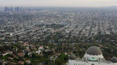 Griffith Gözlemevi üzerinde Los Angeles, Kaliforniya Skyline arka planda Daylight, Cloudy 