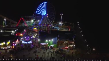 Geceleri Santa Monica İskelesi Dönme dolabı ve renkli ışıklarla, 