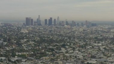 Arka planda Skyline, Daylight Bulutlu Los Angeles, Kaliforniya üzerinde uçuş, 