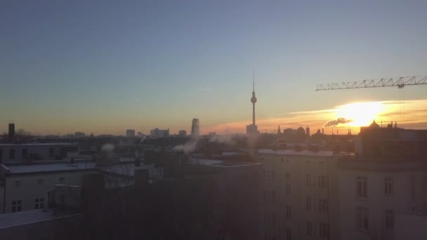 AERIAL: Volando detrás de la casa sobre Berlín en la hermosa luz de la mañana en invierno — Vídeos de Stock