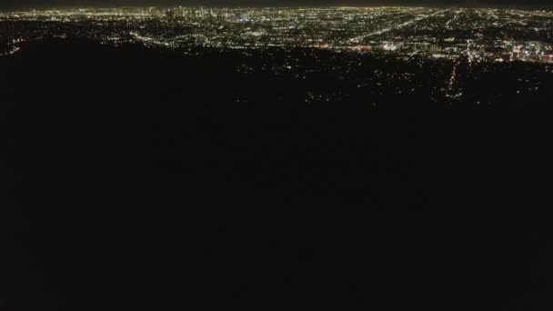 Slow Tilt Spostarsi su Hollywood Hills di notte rivelando Los Angeles City Lights — Video Stock