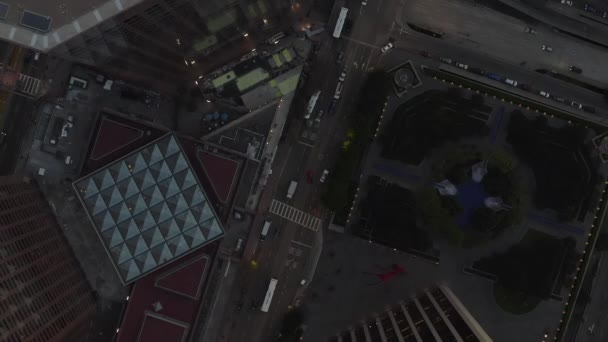 AERIAL: Impresionante vista de las Aves de la concurrida calle con rascacielos en el centro de Los Ángeles, California al atardecer , — Vídeos de Stock