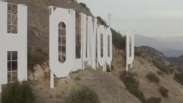 AERIAL: Close Up of Hollywood Sign Letters at Sunset, Los Angeles, Califórnia — Vídeo de Stock