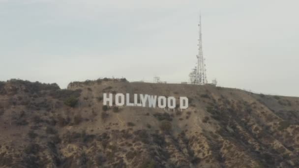 AERIAL: Szerokie ujęcie Hollywood Sign Letters o zachodzie słońca, Los Angeles, Kalifornia — Wideo stockowe