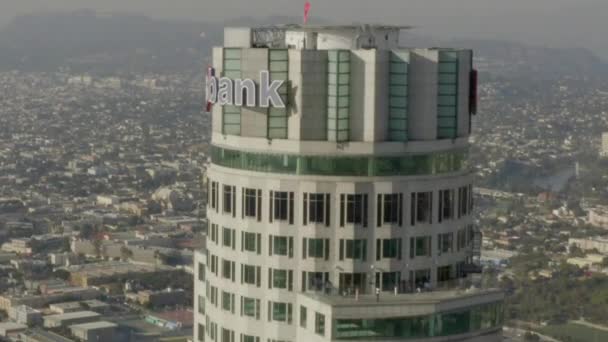 AERIAL: Close up of US Bank mrakodrap Top, Heli Pad v centru Los Angeles, Kalifornie s krásným slunečním světlem, modré nebe, — Stock video