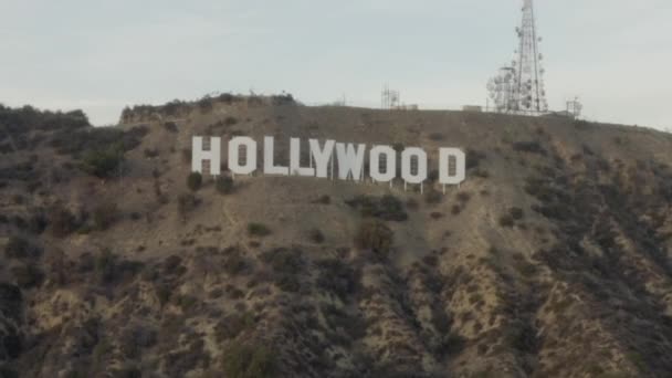 AERIAL: Wide Shot of Hollywood Sign Letters at Sunset, Los Angeles, Califórnia — Vídeo de Stock