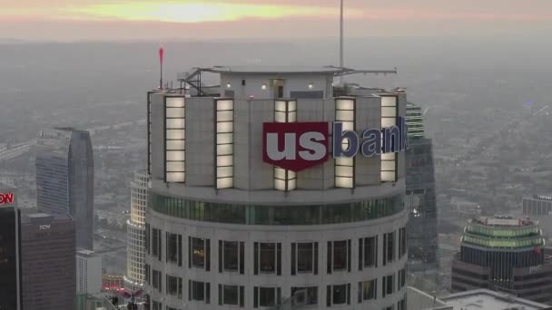 AERIAL: Közel a US Bank felhőkarcoló felső, Heli Pad Los Angeles belvárosában, Kalifornia gyönyörű naplemente, — Stock videók