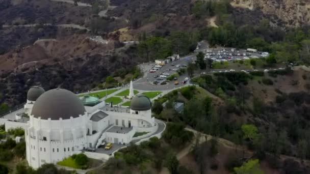 AERIAL: Over Griffith Observatory with Hollywood Hills in Daylight, Los Angeles, California, Cloudy — стокове відео