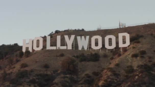 AERIAL: Hollywood Sign at Sunset, Los Angeles, Kalifornia — Stock videók