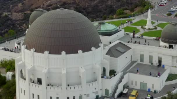 AERIAL: Close Up of Griffith Observatory com Hollywood Hills em Daylight, Los Angeles, Califórnia, Nublado — Vídeo de Stock