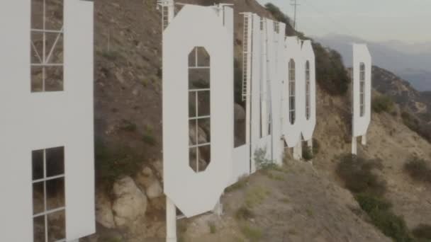 AERIAL: Close-up van Hollywood Sign Letters bij Sunset, Los Angeles, Californië — Stockvideo