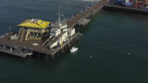 AERIAL: Sobre a vista de Santa Monica Pier em Los Angeles, Califórnia, Sunny, Blue Sky — Vídeo de Stock