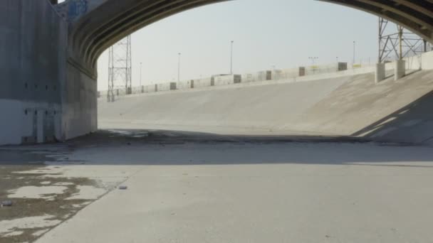 AERIAL: Unter der Brücke des LA River, Los Angeles, Kalifornien, Tageslicht — Stockvideo