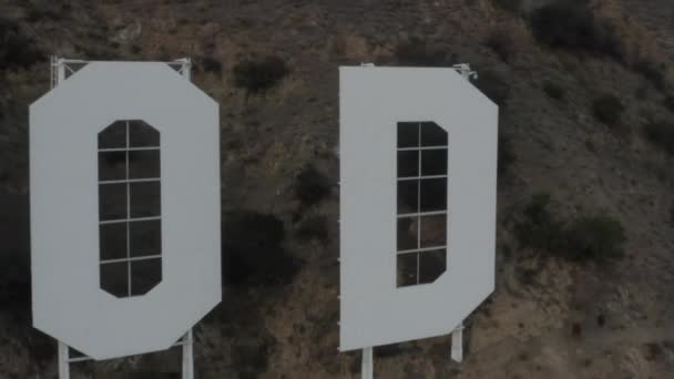 AERIAL: Zbliżenie Hollywood Sign Letters o zachodzie słońca, Los Angeles, Kalifornia — Wideo stockowe