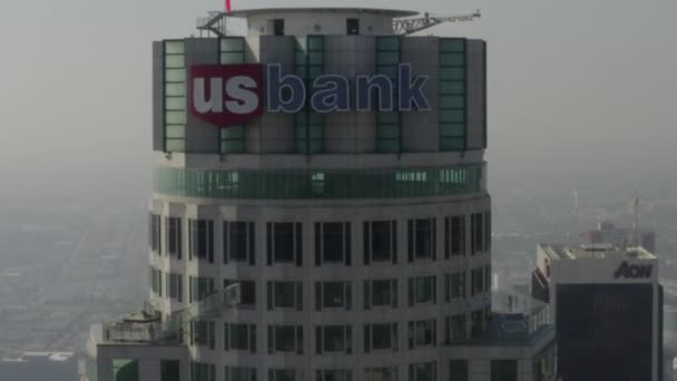 AERIAL: Close-up van de US Bank Tower, Circuit de wolkenkrabber in Los Angeles, Californië, Daglicht — Stockvideo