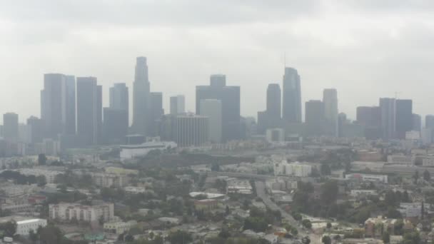 AERIAL: Innenstadt von Los Angeles, Kalifornien mit Palmen und Highway, bewölkt, Verkehr — Stockvideo