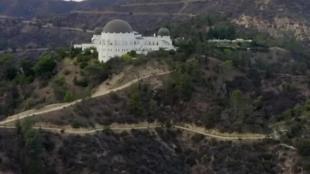 AERIAL: Observatorio Griffith con Hollywood Hills a la luz del día, Los Ángeles, California, Nublado — Vídeos de Stock