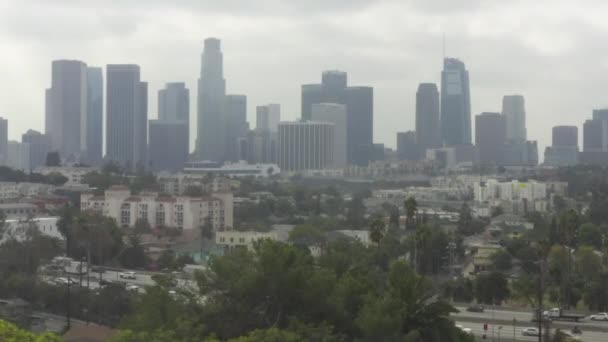AERIAL: Echo Park hacia el centro de Los Ángeles, California con palmeras y autopista, nublado — Vídeo de stock