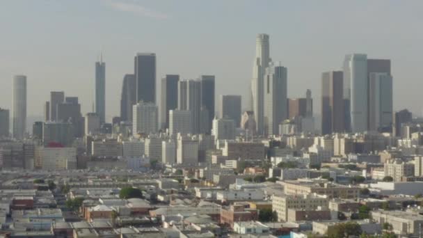 AERIAL: Atemberaubende Weitwinkelaufnahme der Skyline von Downtown Los Angeles, Kalifornien bei schönem Sonnenlicht, blauem Himmel, — Stockvideo