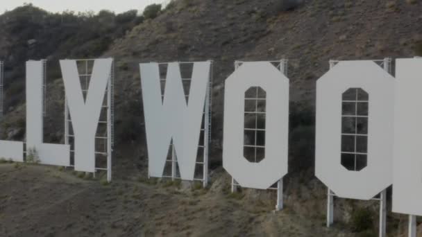 AERIAL: Großaufnahme von Hollywood-Signaturen bei Sonnenuntergang, Los Angeles, Kalifornien — Stockvideo