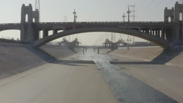 AERIAL: Latanie w LA River, Los Angeles, Kalifornia, Światło dzienne — Wideo stockowe